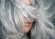 头发变白的原因找到了！Nature 挑战干细胞经典教条，揭示逆转白发的奥秘